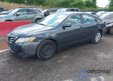 2010 Toyota Camry Le z USA, uszkodzony, nr VIN 4T1BF3EK3AU115183